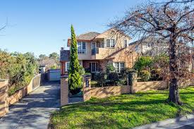 Strathmore to or from Melbourne Airport